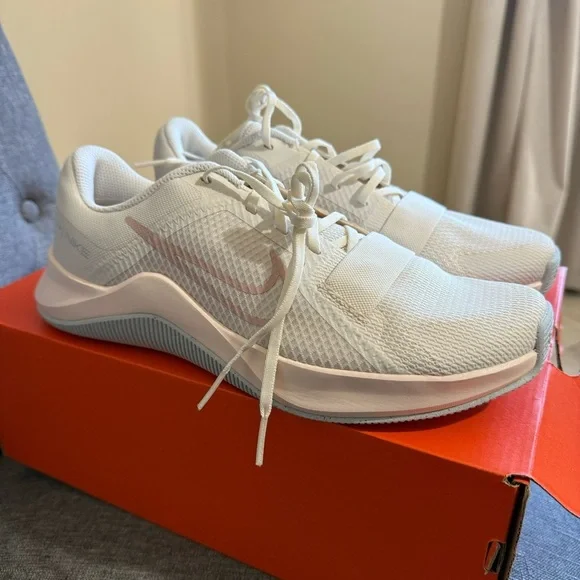 Nike MC Trainer 2 Womens Size 10 Shoes Beige Training Sneakers Gym NIB - Picture 2 of 8